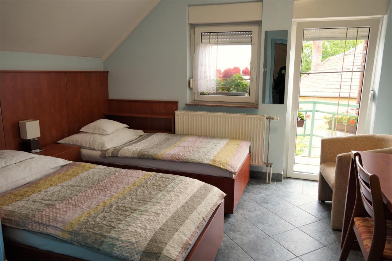 Bed and Breakfast Club Haus 502 Калоча Екстер'єр фото