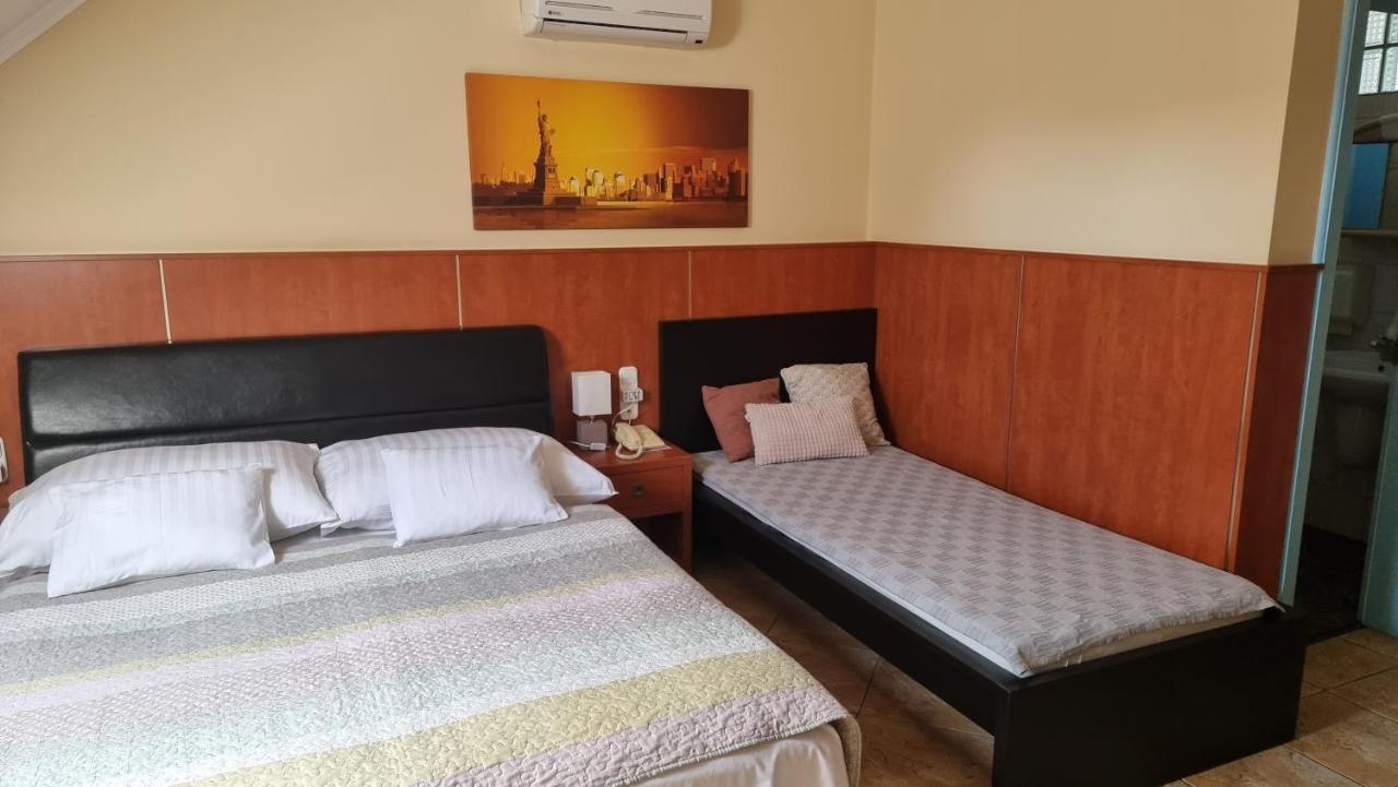 Bed and Breakfast Club Haus 502 Калоча Екстер'єр фото