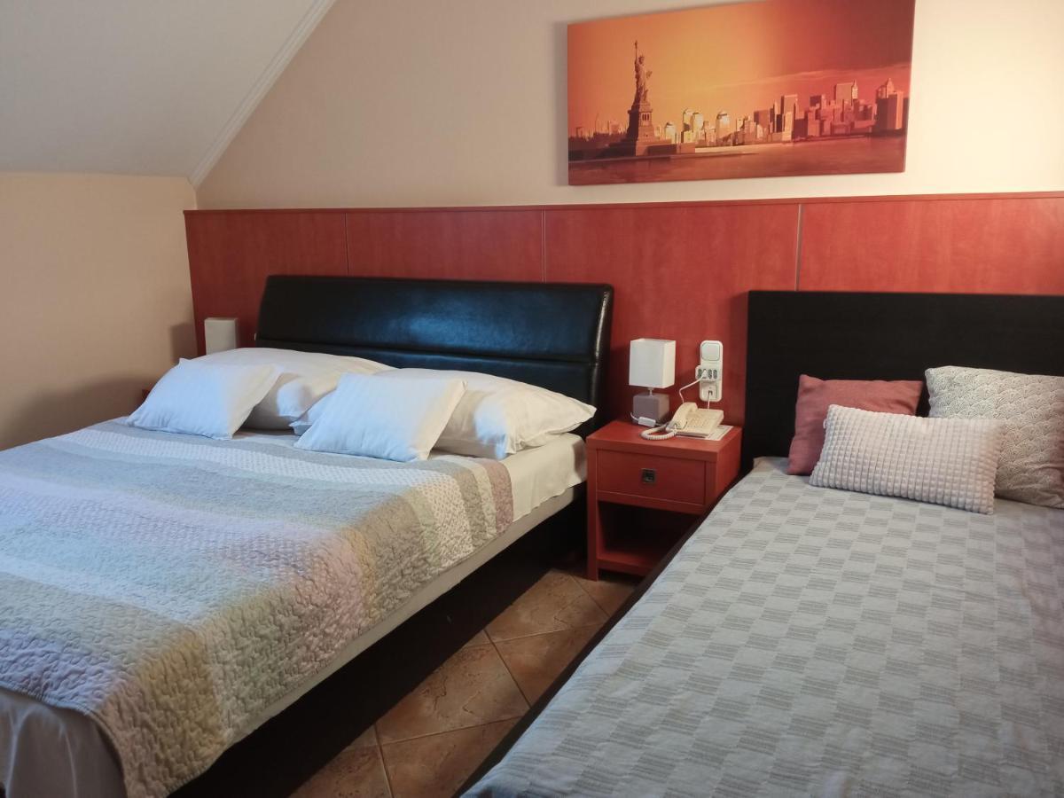 Bed and Breakfast Club Haus 502 Калоча Екстер'єр фото