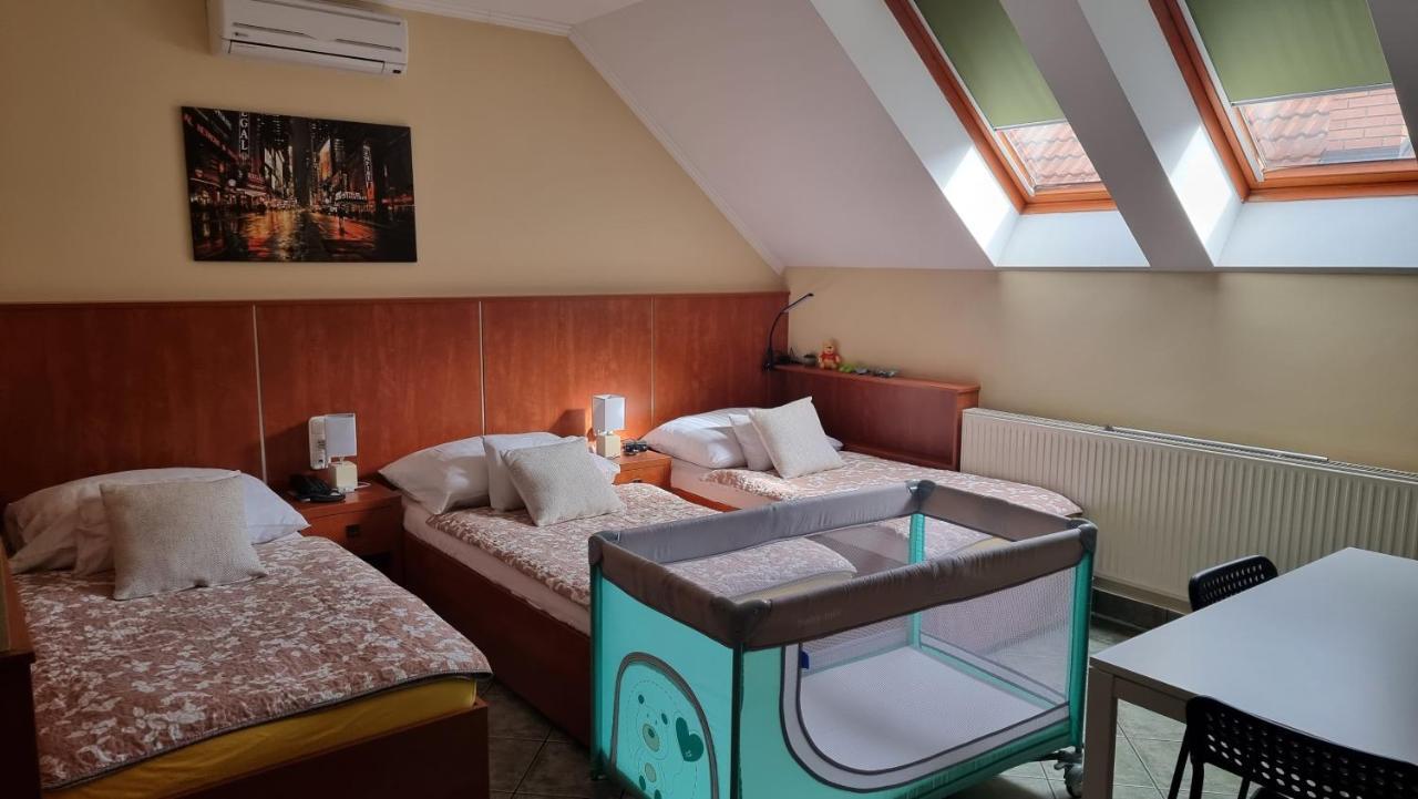 Bed and Breakfast Club Haus 502 Калоча Екстер'єр фото