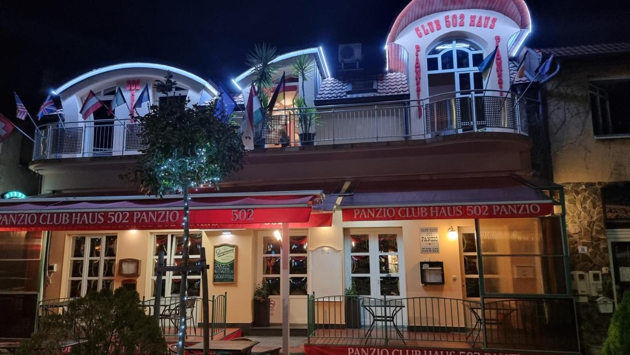 Bed and Breakfast Club Haus 502 Калоча Екстер'єр фото